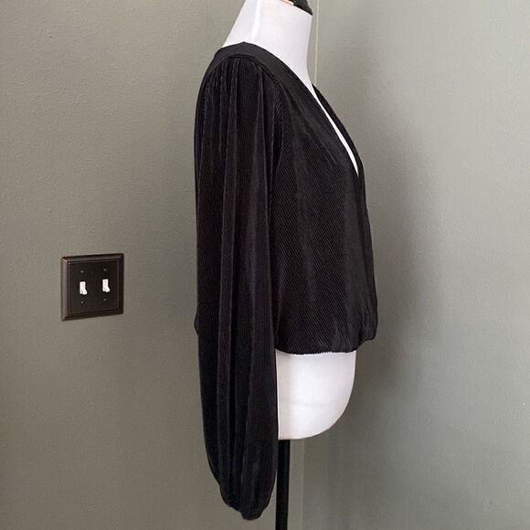 ASTR The Label Women's Long Sleeve Pleated Crop Top in Black - Picture 6 of 11